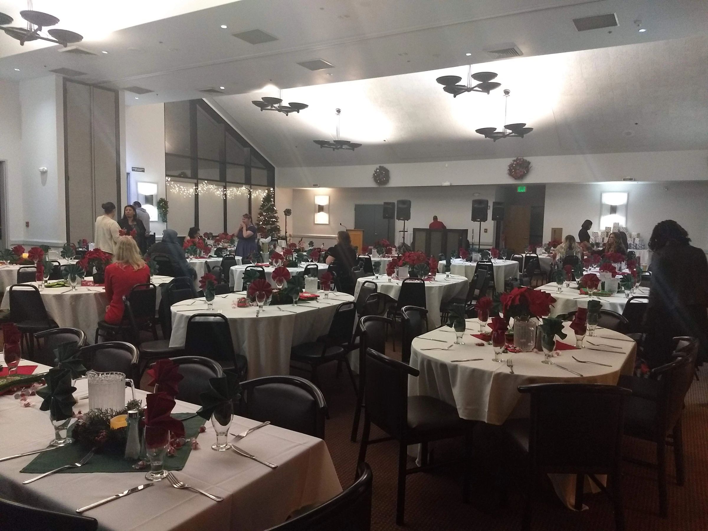 Full banquet room set for a large seated event