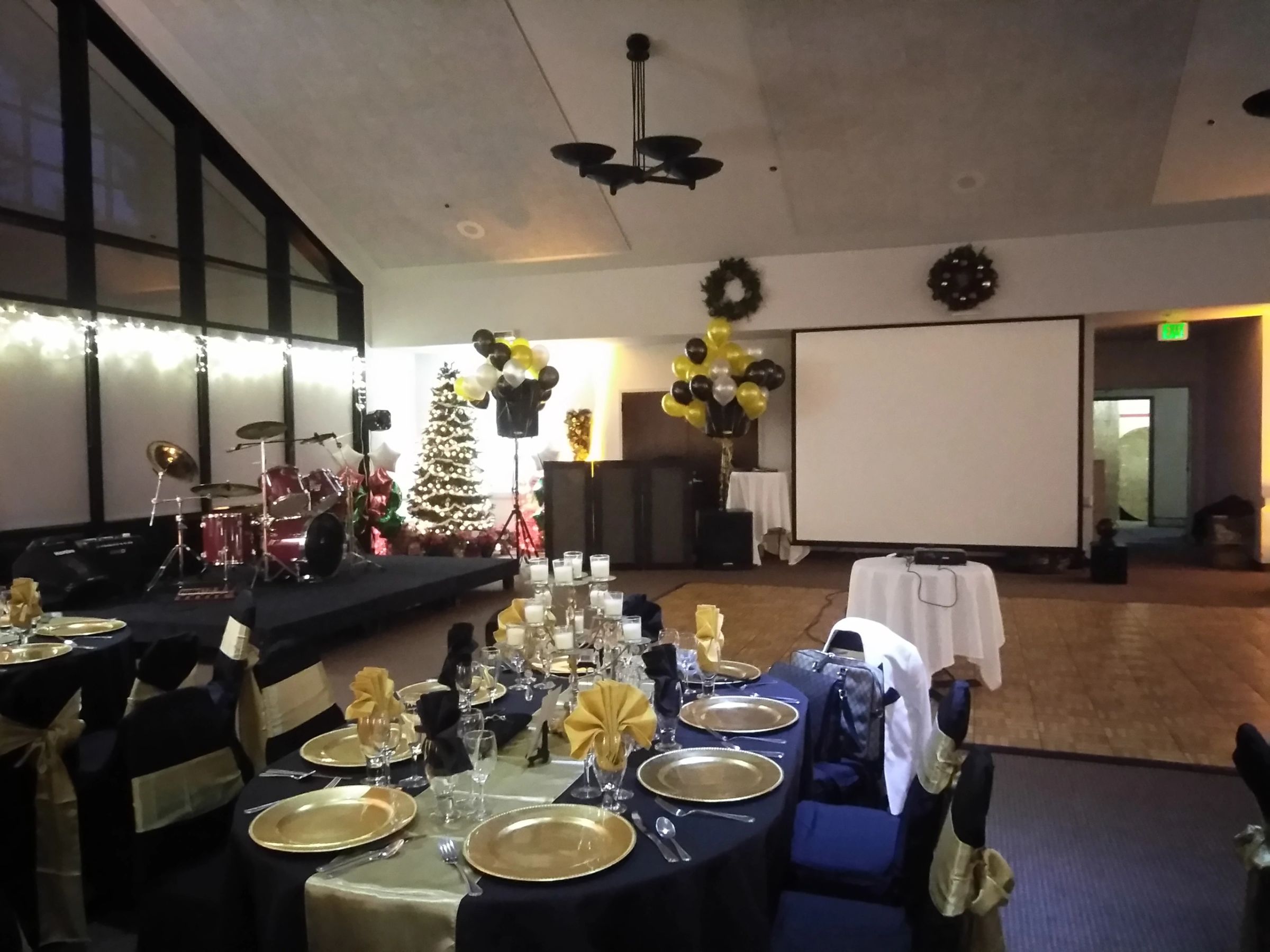 A gala evening event set with gold and black decor in the banquet room